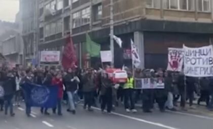 Protesti širom Srbije se nastavljaju: Studentima se pridružili i penzioneri VIDEO