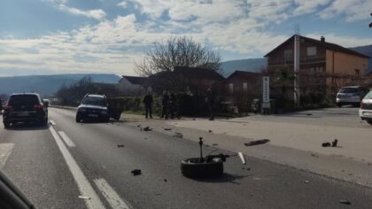 Teška nesreća u ovom dijelu BiH: Dijelovi automobila rasuti po cesti, ima povrijeđenih