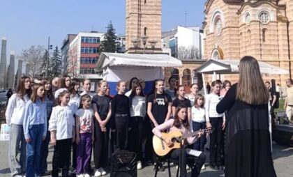 Pjesma u centru Banjaluke: Udruženje Rusa organizovalo humanitarni bazar VIDEO