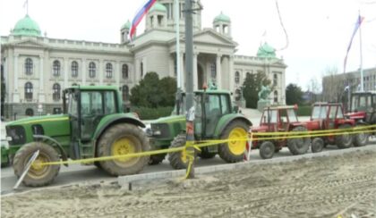 Neobičan prizor: Kordon traktora okružio kamp studenata u Beogradu FOTO/VIDEO