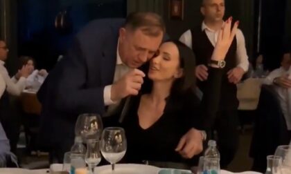 “Podgrijao” atmoferu na svom rođendanu: Dodik uzeo mikrofon i zapjevao ove pjesme FOTO/VIDEO