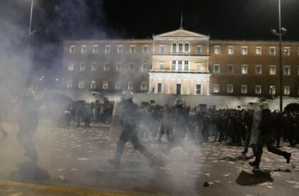 Haos na ulicama Atine: Izbio sukob policije i demonstranata na protestu zbog željezničke nesreće