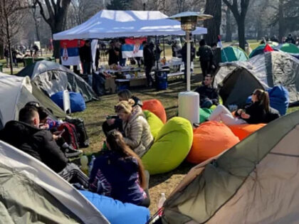 Pakuju šatore: “Studenti koji žele da uče” napuštaju Pionirski park