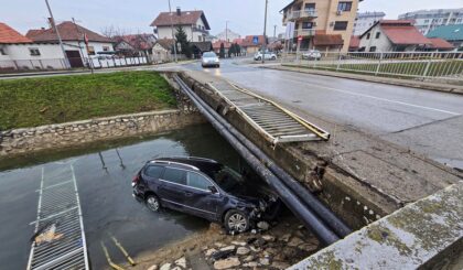 Nakon potjere, automobil završio u kanalu: Oglasili se iz policije