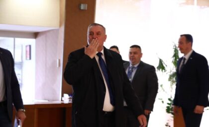 Zgusnut raspored u parlamentu Srpske: Radovan Višković slao poljupce novinarima