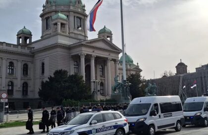 Jutro u Beogradu mirno: Policija i zaštitne ograde ispred Skupštine Srbije VIDEO