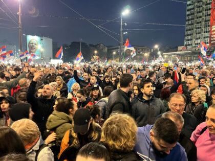 Masovni protesti u Beogradu: Slavijom odjekuju pjesme Blokadnog hora VIDEO