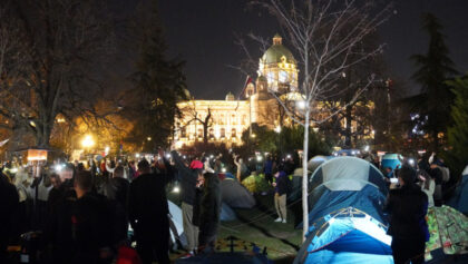 Studenti koji žele da uče osvijetlili Pionirski park i skandirali “Kosovo je srce Srbije” VIDEO