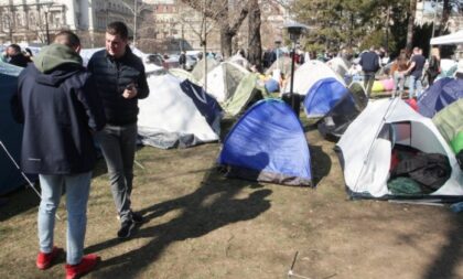 Studenti u blokadi skandirali i vrijeđali studente koji žele da uče: Kordon policije između njih