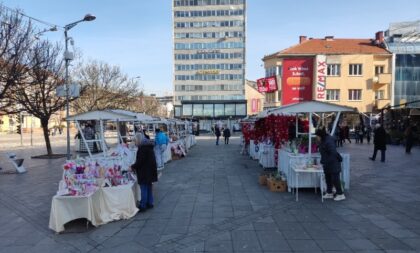 Osmomartovska euforija u Banjaluci: Evo kakav poklon možete kupiti damama na Trgu Krajine FOTO