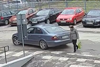 Mercedesom udario ženu pa pobjegao: Kamere sve snimile VIDEO